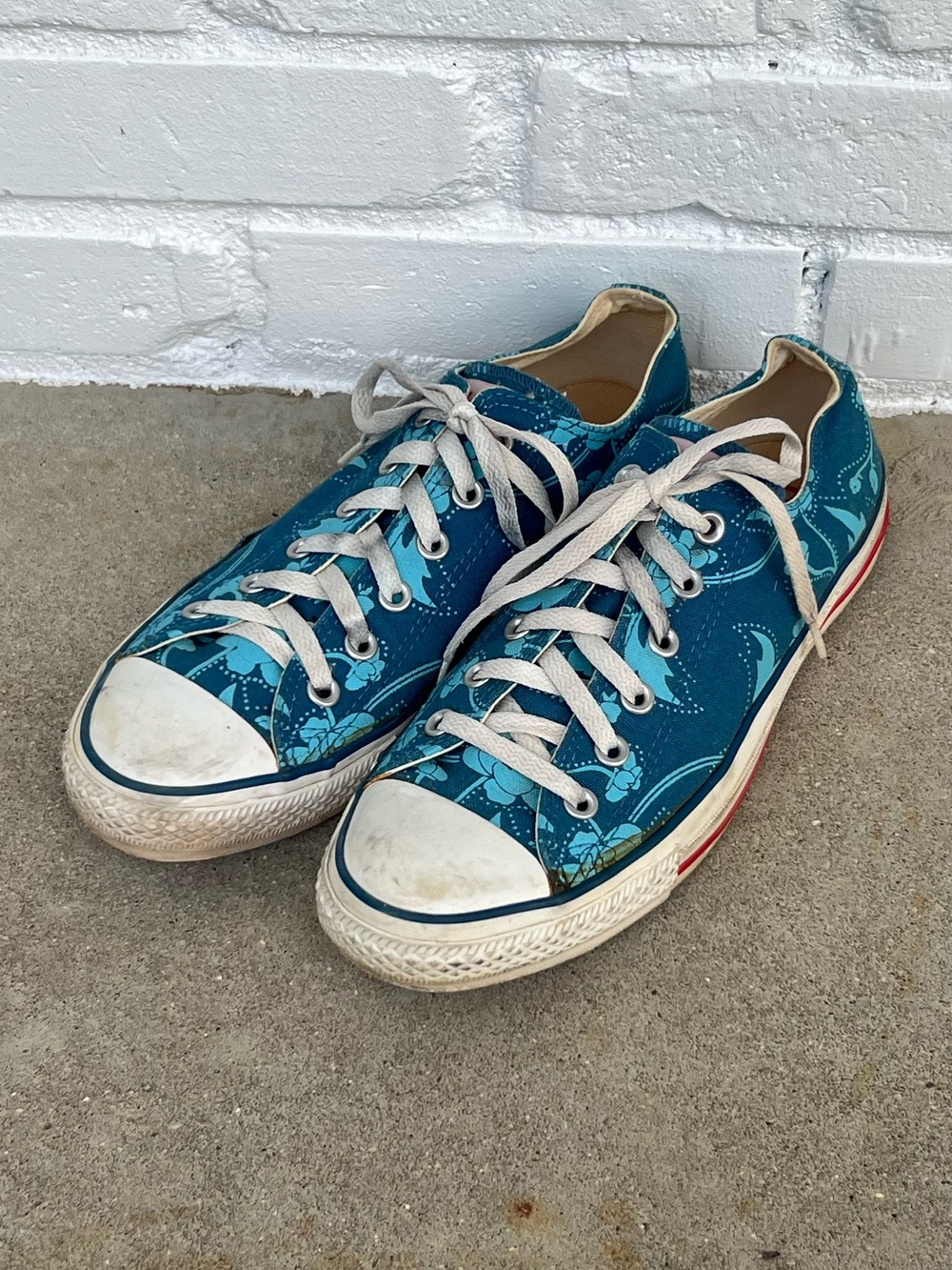 8 Converse Low Tops